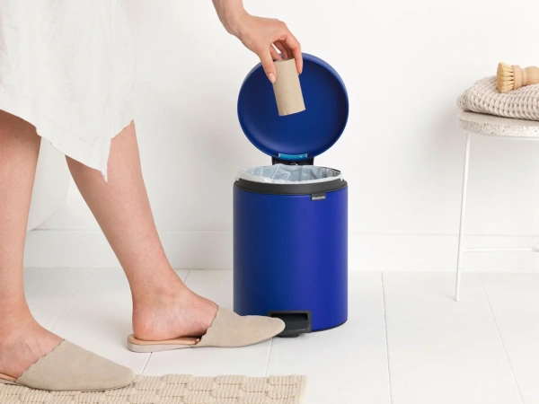 Мусорное ведро Brabantia NewIcon 206849 5 л, синее Мусорное ведро Brabantia NewIcon 206849 5 л, синее